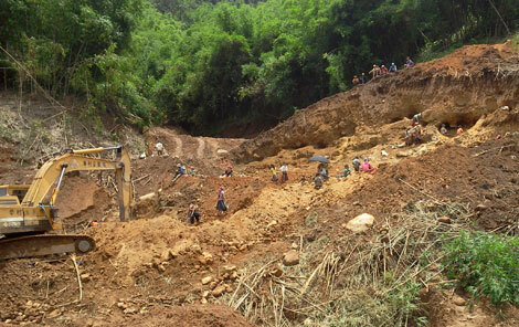 Nhiều cánh rừng Đắk Nông bị “băm nát” để... đào vàng