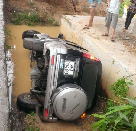 Mất lái, xe 7 chỗ lao xuống gầm cầu vượt... như trong phim
