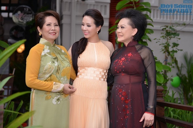 Hoa Hậu Thu Hoài khai thác đời tư danh ca Phương Dung – Giao Linh