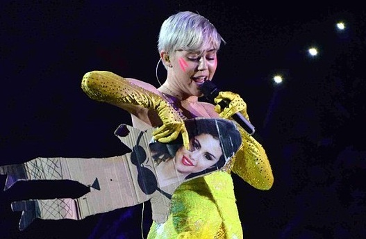 Selena Gomez “phản pháo” sau khi bị Miley Cyrus “hạ nhục”