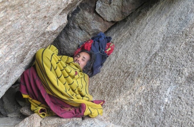 Gia Lai: Phát hiện người đàn ông sống trong hang đá