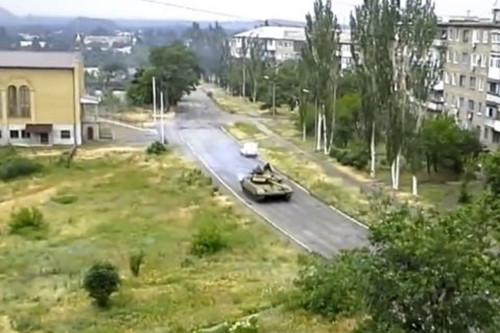 Kiev “tố” xe tăng từ Nga tiến vào lãnh thổ Ukraina