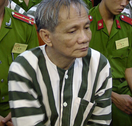 Đòn ghen “độc chiêu” đối phó với thói hám gái lạ đời của Năm Cam