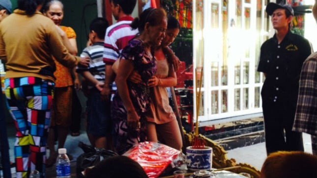 Ẩn ức trong đám tang ai oán của đôi vợ chồng đồng tính