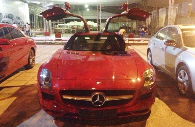 Siêu xe cánh chim Mercedes màu đỏ đến Hà Nội