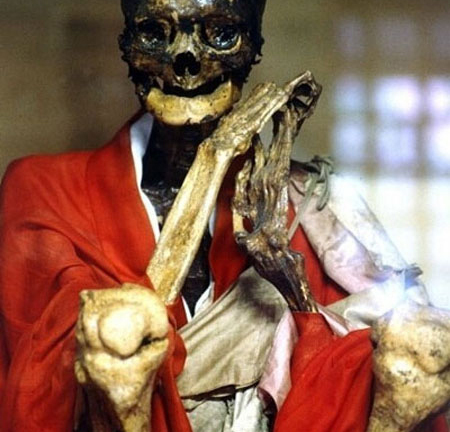 Rùng rợn thuật ướp xác từ... người đang sống