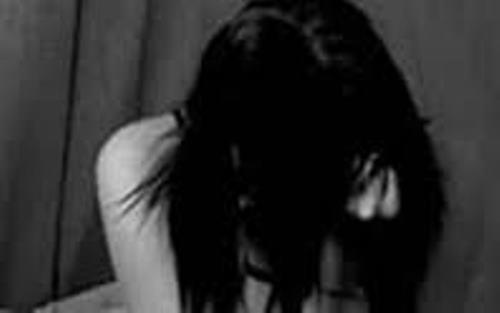 Bé gái 15 tuổi bị 2 trai làng 