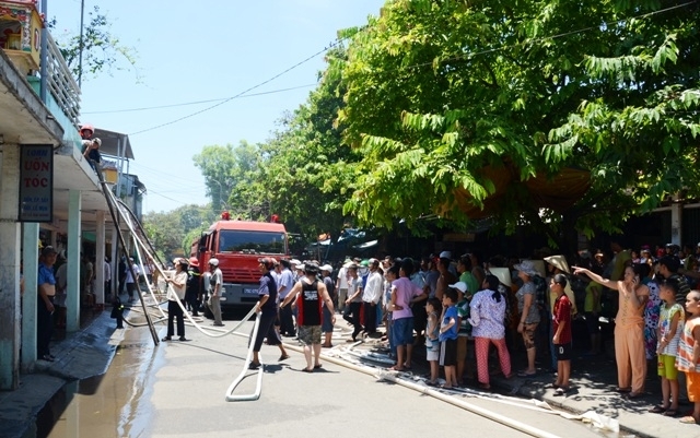 Cháy nhà nghi do chập điện, 3 người thoát nạn