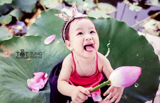Vẻ đẹp thuần khiết của em bé 16 tháng tuổi hồn nhiên bên hoa sen