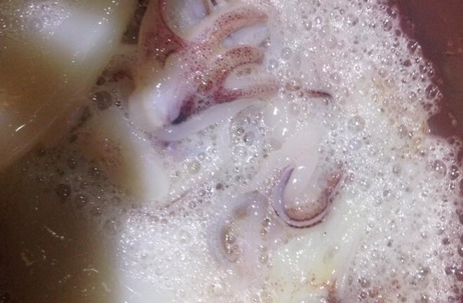 Mực tươi sủi bọt như tắm xà phòng