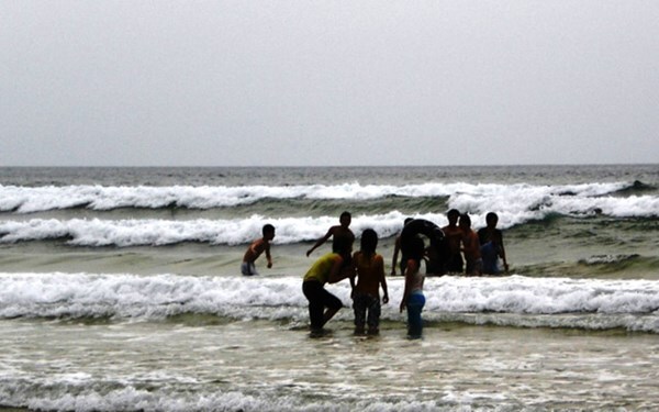 Quảng Ngãi: Tắm biển, một công an viên chết đuối