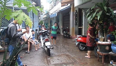 Côn đồ hung hãn dùng mã tấu đâm chém người dân