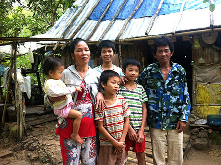 Gia đình 6 người sống giữa rừng sâu vừa được phát hiện