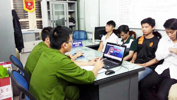 Bị lột sạch tài khoản vì tải phim sex