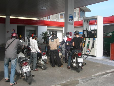 Giá xăng bất ngờ tăng 330 đồng/lít