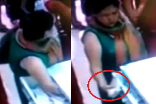 Sững sờ “quý bà” trộm tiền chớp nhoáng trong quầy thu ngân