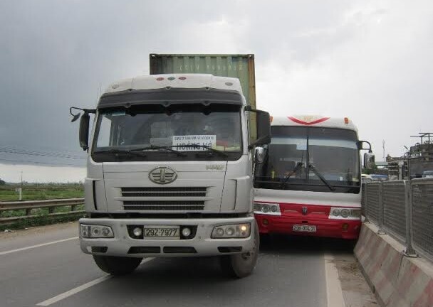 Hơn 40 người đập cửa kính xe khách thoát thân sau tai nạn