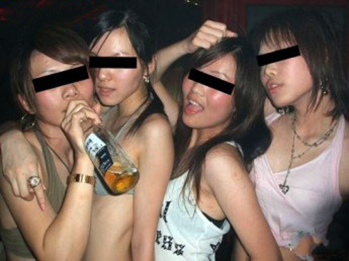 Khi nữ sinh buông thả bên bàn nhậu