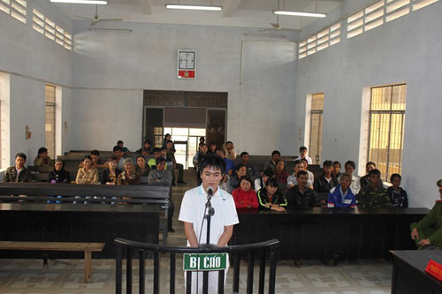 Vào nhà cưỡng hiếp thiếu nữ rồi nằm ngủ đến sáng