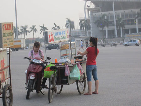 Muôn kiểu kiếm tiền của sinh viên mùa World Cup