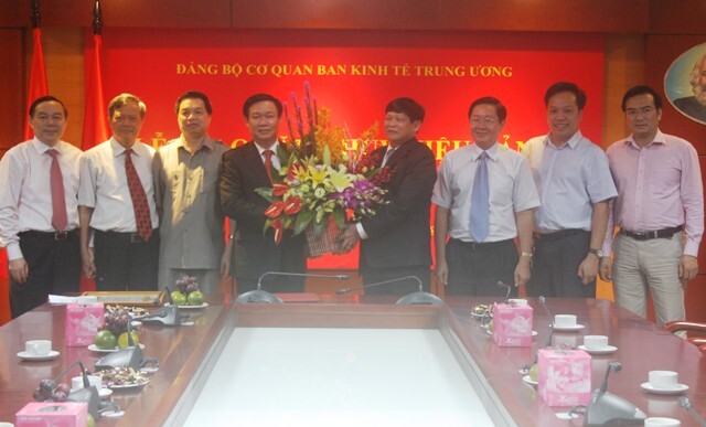 Trưởng Ban Kinh tế Trung ương nhận Huy hiệu 30 năm tuổi Đảng 