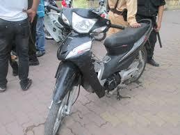 Bị tù vì dùng tên giả xin việc rồi mượn xe bỏ trốn