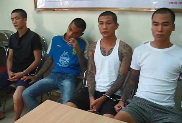 Clip: Băng giang hồ xăm trổ ngồi rung đùi tại trụ sở cảnh sát