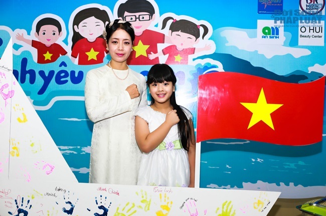 Chiều Xuân và con gái tham gia ngày hội gia đình