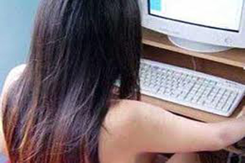 Bé gái lên giường với bạn nét kiếm 300 ngàn đóng học