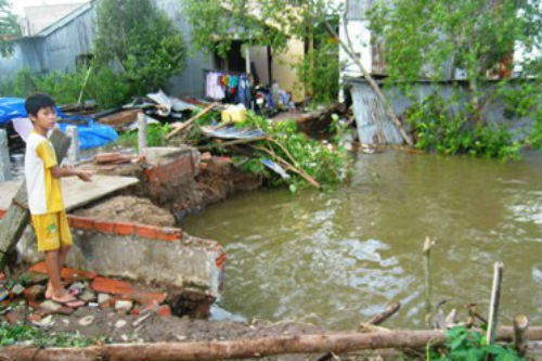 Ba căn nhà rung chuyển, lọt thỏm xuống sông trong đêm