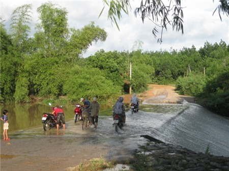 Bình Phước: Chồng chỉ kịp cứu con, vợ bị nước cuốn trôi