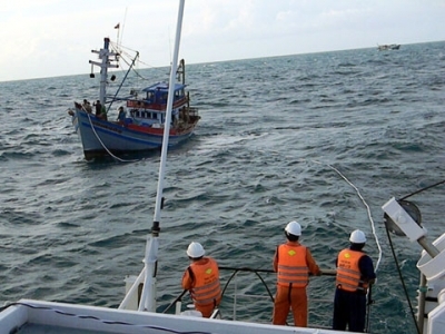 Cứu sáu thuyền viên gặp nạn