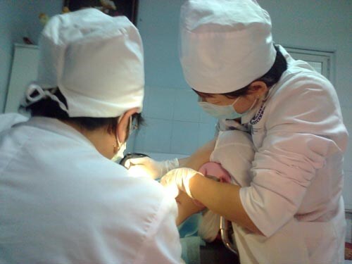 Nam bác sĩ sản khoa “vật lộn” với màng trinh giả của vợ