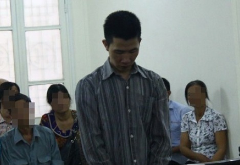 Không trả được nợ, bố đâm con gái ruột 4 tháng tuổi suýt chết