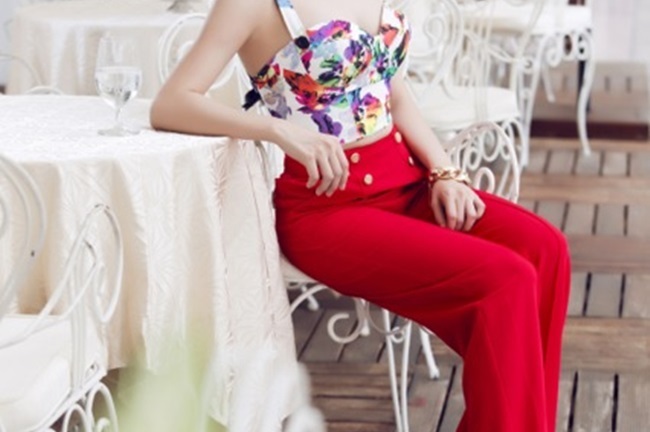 Trà Ngọc Hằng diện quần suông, ngực trần gợi cảm trên phố