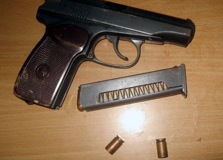 Kiểm tra hành chính, phát hiện tàng trữ súng và ma túy