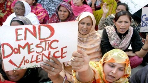 Chồng khoét mắt để dạy vợ “bài học đạo đức“