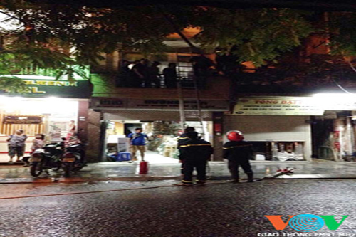 Say rượu, nam thanh niên định tẩm xăng đốt nhà phố cổ