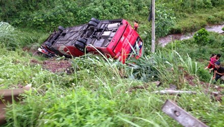 Quảng Ninh: Xe khách lao xuống vực, 11 người thương vong