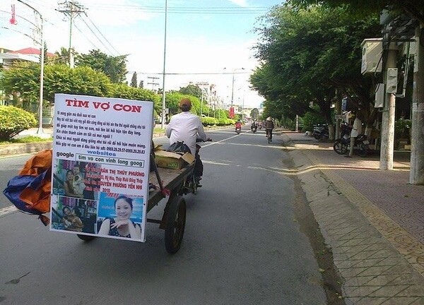 Người chồng miền Tây lái xe ba gác, chở bảng thông báo tìm vợ con