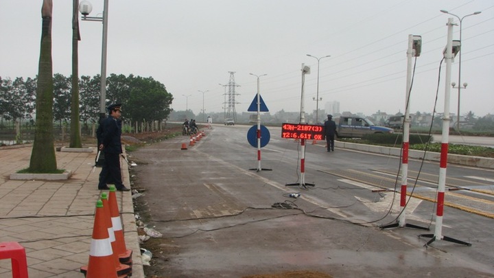 Thanh Hóa: Xe đầu kéo phanh gấp làm hỏng trạm cân 