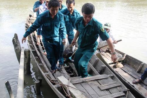 Phát hiện đạn pháo 105 ly vùi dưới rạch ở Sài Gòn