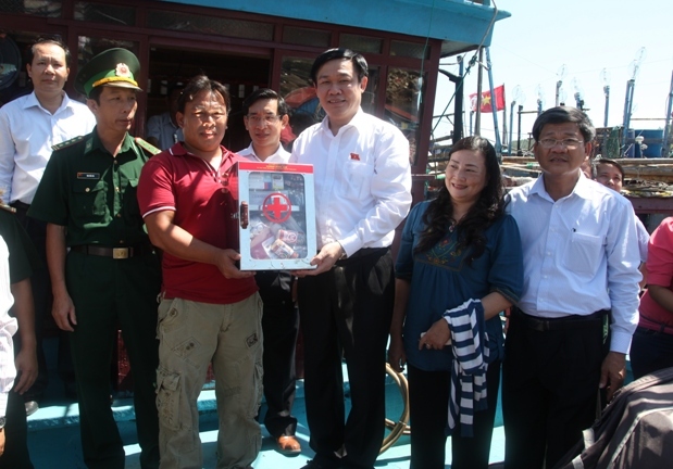 Trưởng Ban Kinh tế Trung ương tặng quà ngư dân Hoàng Sa