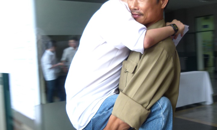 Đi thi đại học trên đôi chân của bố