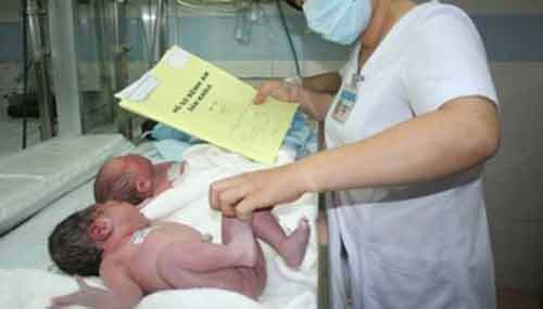  Một sản phụ ở Hà Giang sinh hai em bé trong một tháng