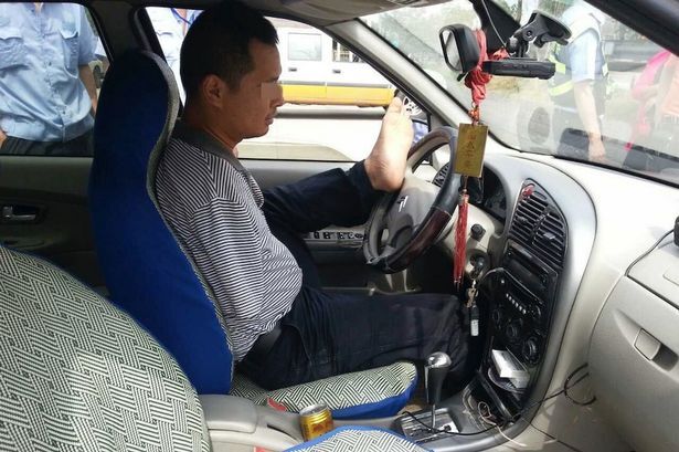 Người không tay lái ô tô hàng trăm nghìn km...bằng chân