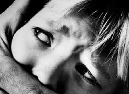 Giải cứu bé 3 tuổi bị bạn trai của mẹ khống chế