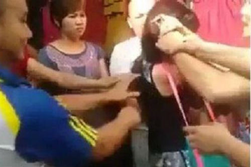 Video: Thiếu nữ trộm đồ, bị cắt tóc ngay ngoài chợ