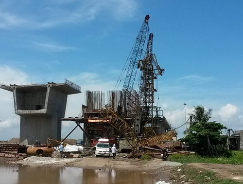 Gãy cần cẩu thi công, 6 công nhân thương vong