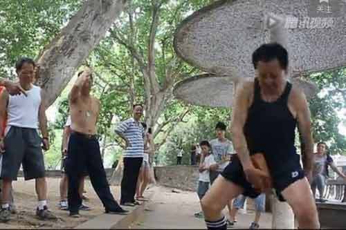 Rùng mình cụ ông dùng gạch, búa đập vào “của quý” để luyện tập